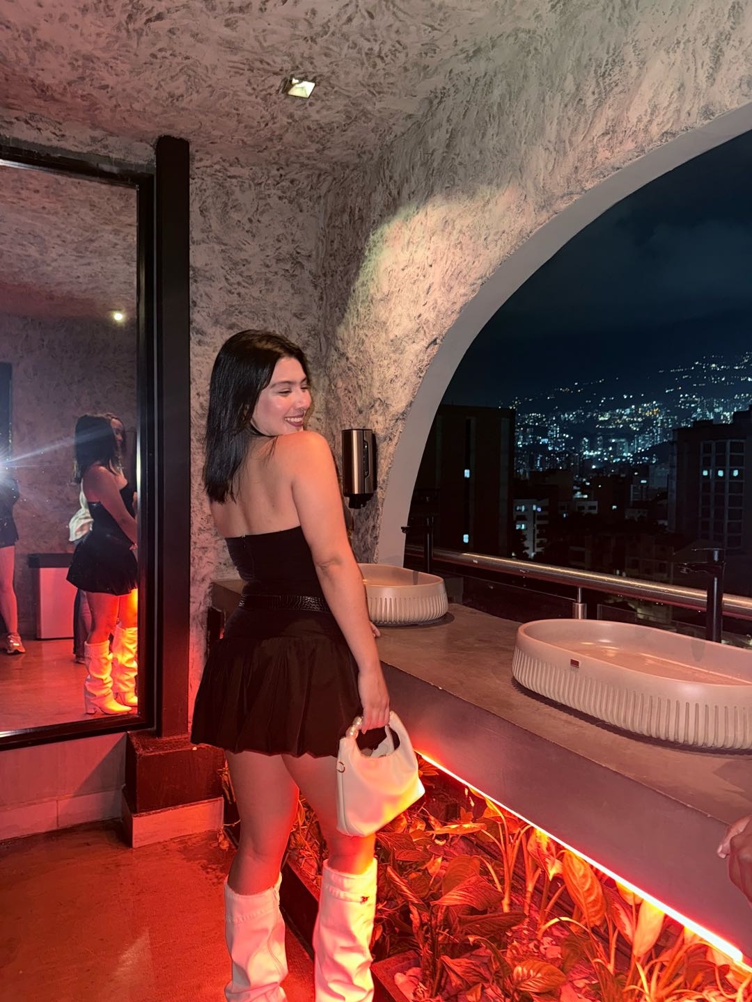 Samanta, verified member on LuxeCam