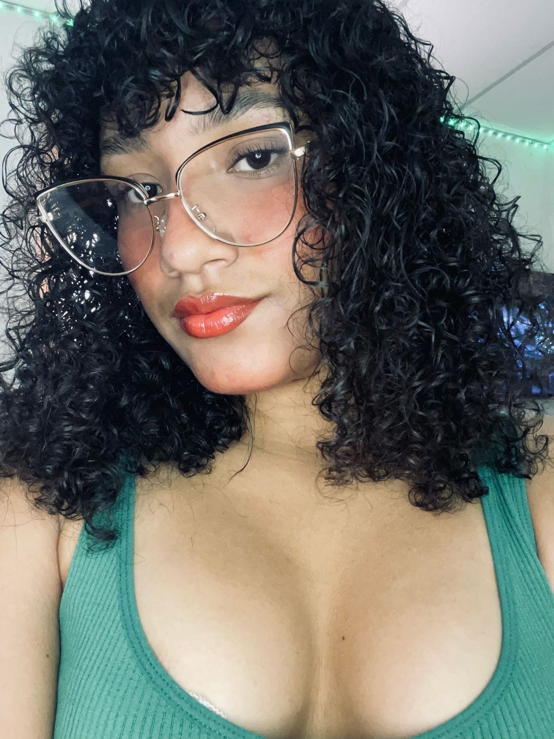 Amor, verified member on LuxeCam